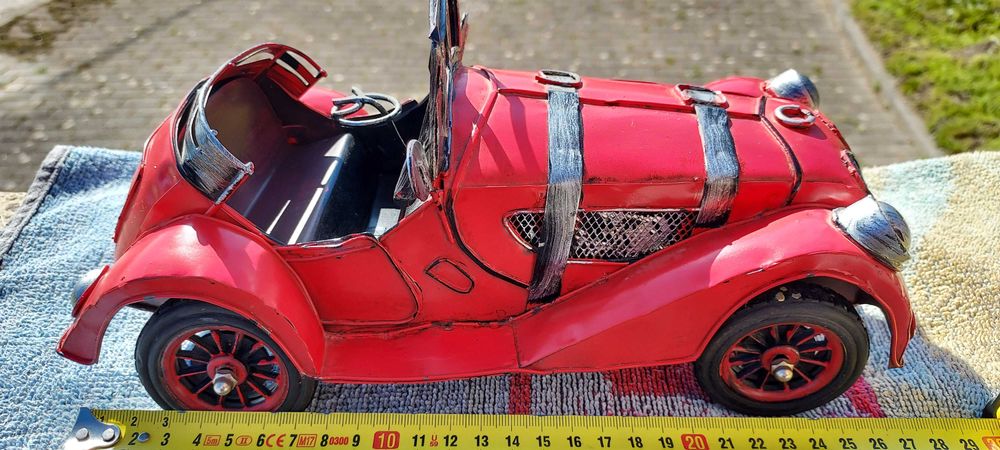 Réplica de carro antigo de cor vermelha