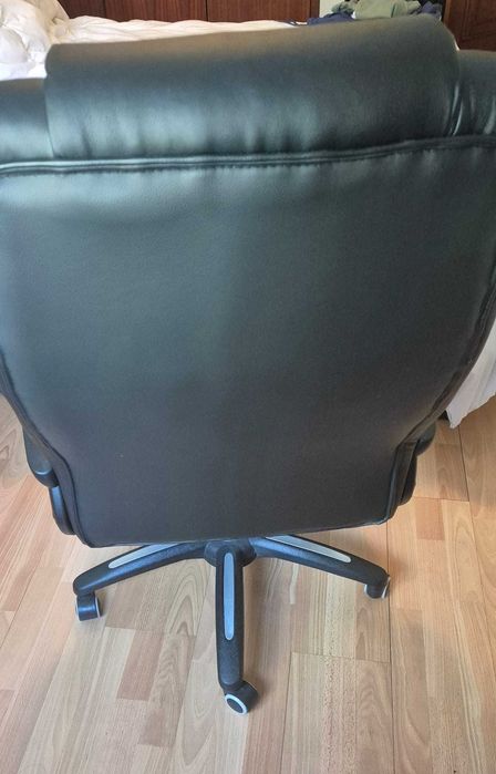 Cadeira de escritório de couro sintético com acabamento luxuoso - preto