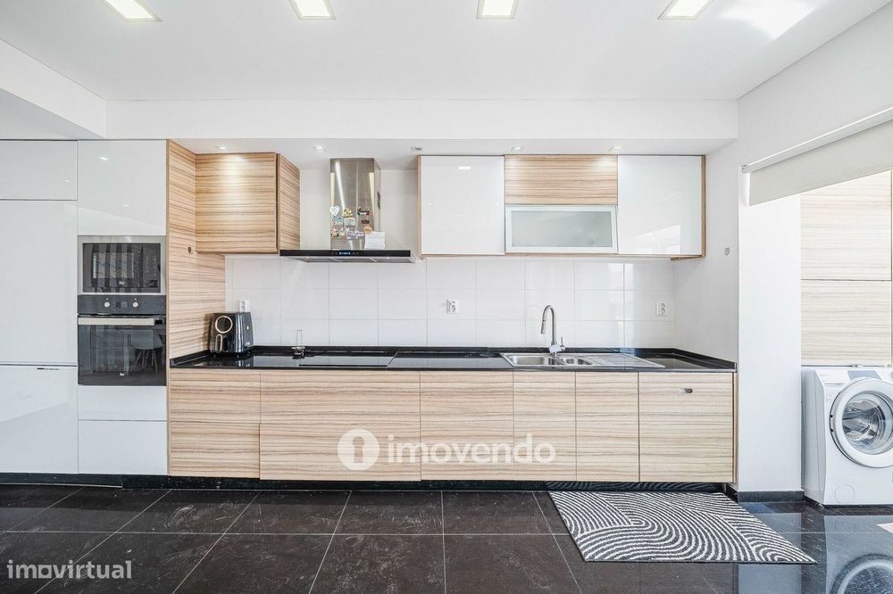 Apartamento T2 luminoso, totalmente remodelado, em Corroios