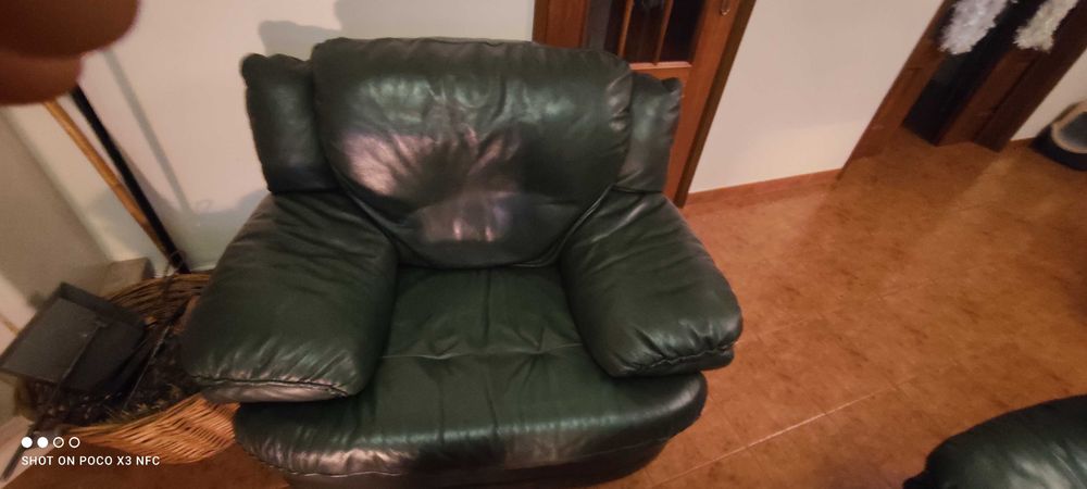 Conjunto de sofás em pele com sofá-cama