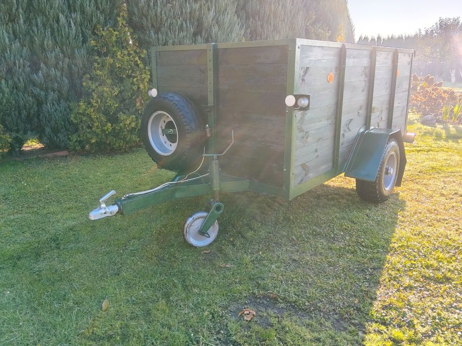 Przyczepa,  przyczepka do transportu zwierząt z rampą.