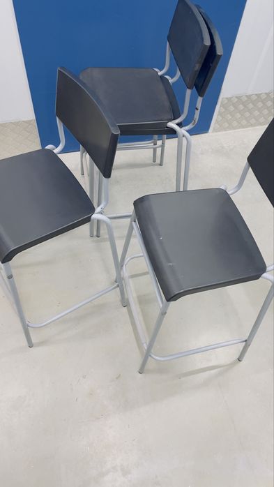 Cadeiras altas de metal e plastico