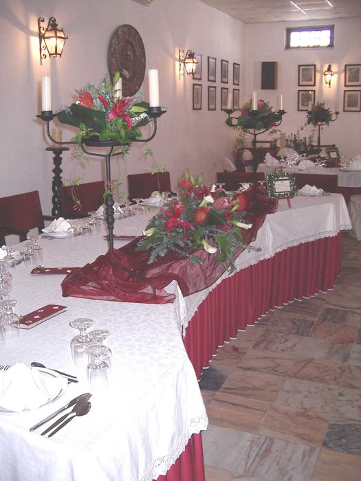 Candelabros decorativos em ferro forjado preto, muito elegantes