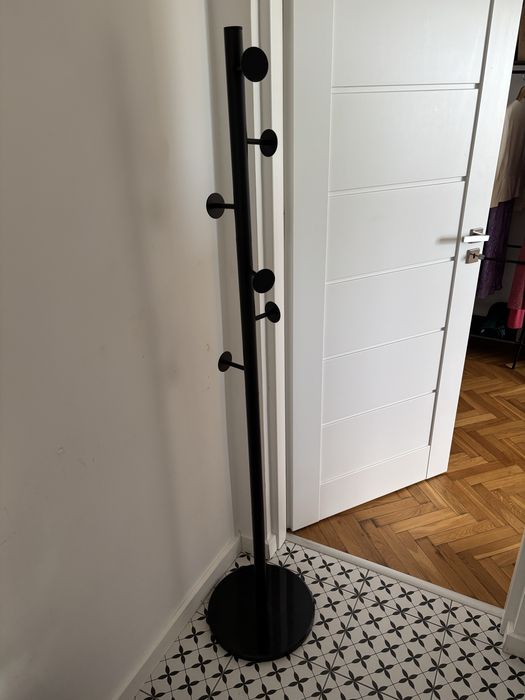 Wieszak stojak na ubrania kamienna podstawa