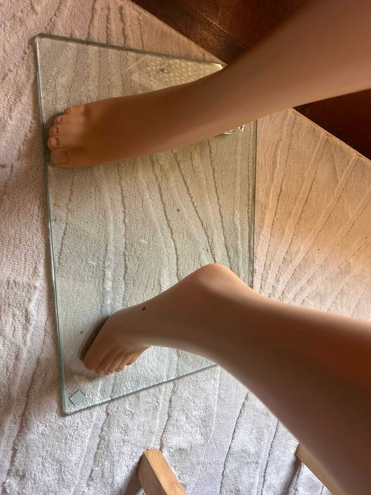 Manequim feminino de corpo inteiro em excelente estado.
