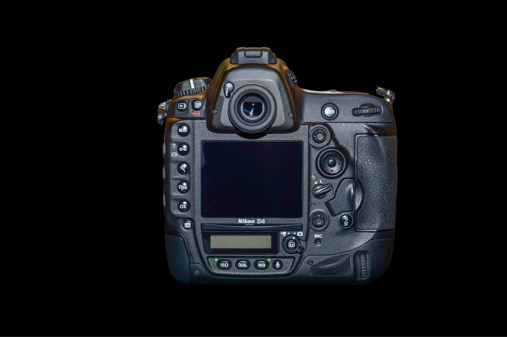 Nikon D4 (Corpo) – Apenas 25 675 actuacões