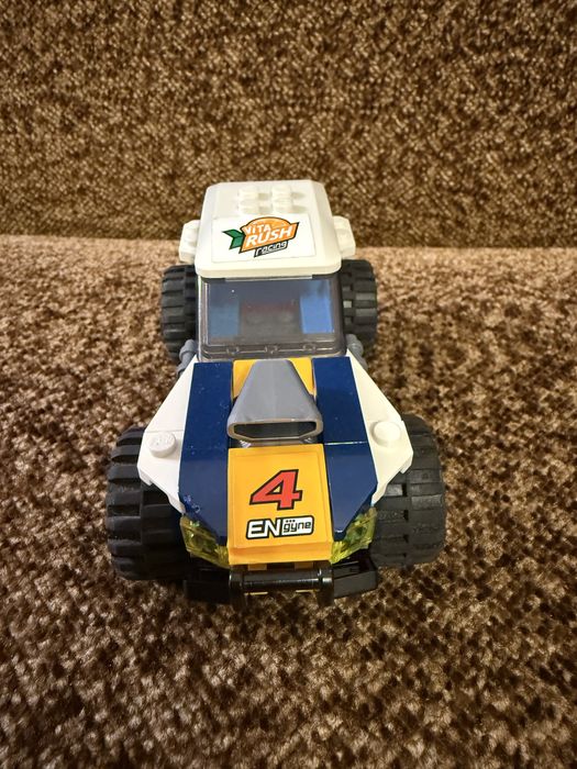 Lego City 60218, Pustynna wyscigowka