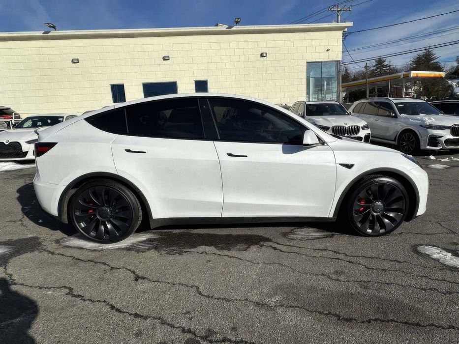Tesla Model Y      2023