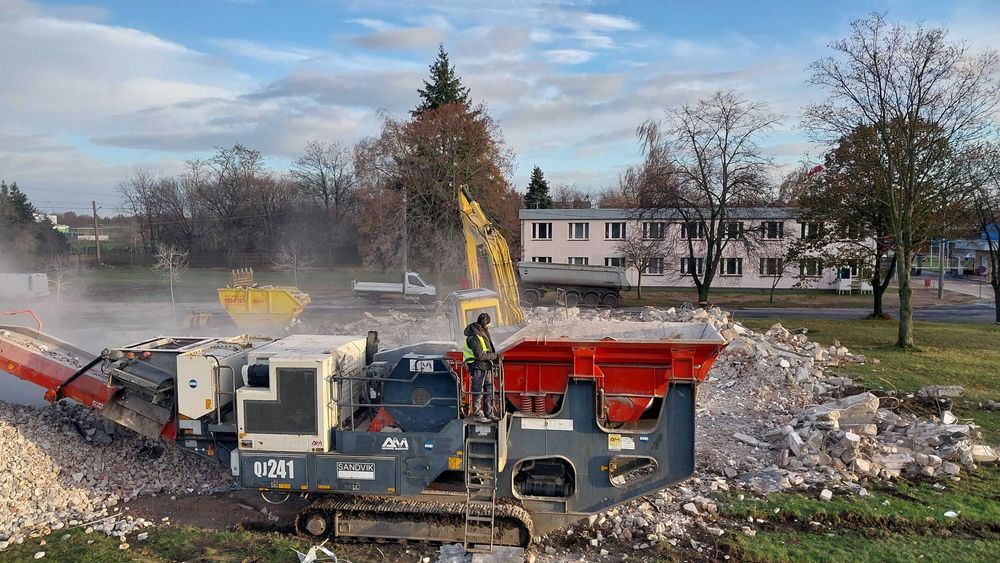 Rozbiórki, kruszenie gruzu, wynajem kruszarki, przesiewacza