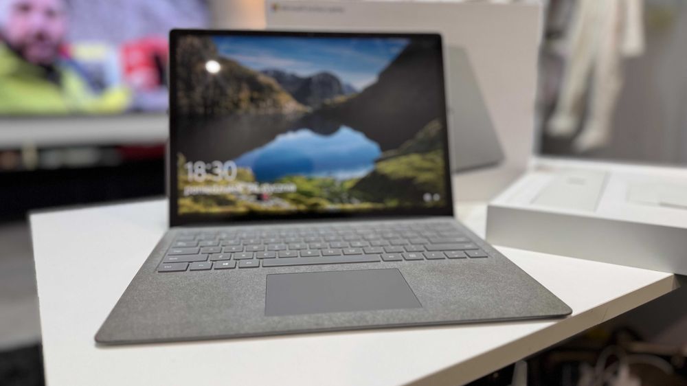 Laptop Dotykowy Microsoft Surface 2 Model 1769 8GB Ram i5-8250U 256GB