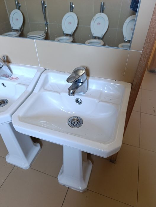 Loiças sanitárias para infantário (sanitas e lavatórios)