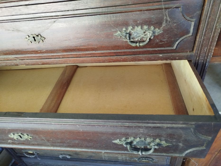 Cómoda antiga em madeira