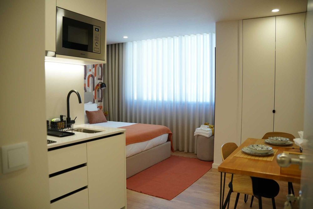 Arrendamento de Estudio T0 na zona da Trindade- Porto, novo, ultimo piso, completamente equipado e climatizado com vistas para a cidade.
