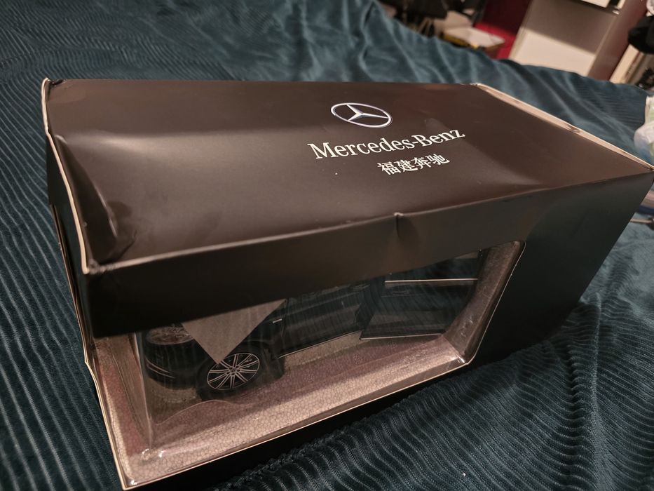 Mercedes V Class Long diler 1/18