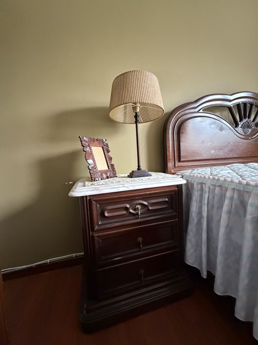 Mobilia de quarto de casa em mogno