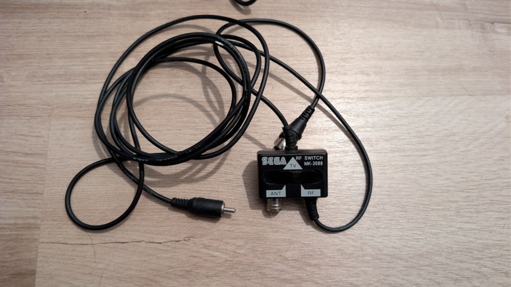 Sega Mega Drive com Mega-CD II + 4 comandos + cabos originais