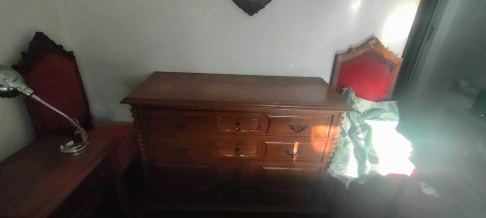 Quarto em madeira maciça, duas mesinhas de cabeceira, um armário e duas cadeiras.