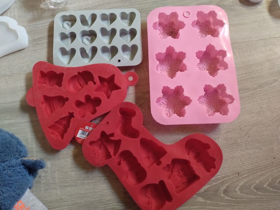 Formy silikonowe ok.90szt. do żywicy, gipsu, świec