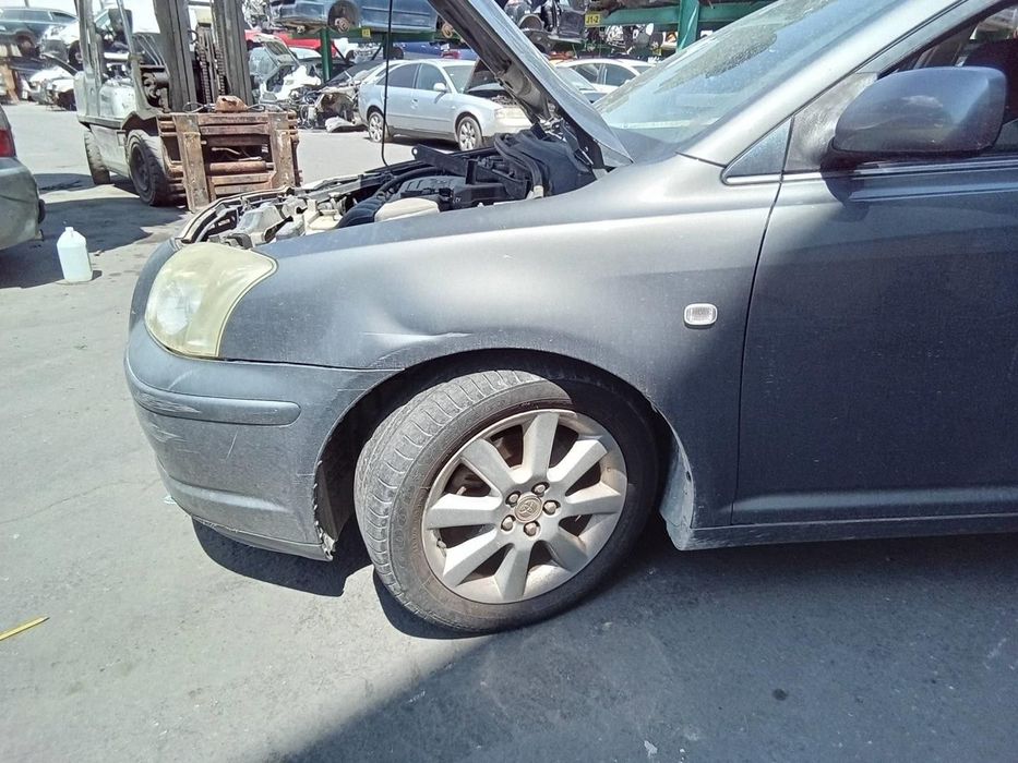 GUARDA-LAMAS FRONTAL ESQUERDO TOYOTA AVENSIS SEDAN 2005 -