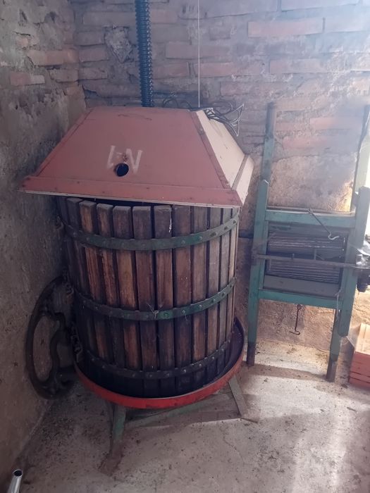 Vendo espremedor de uvas e relador