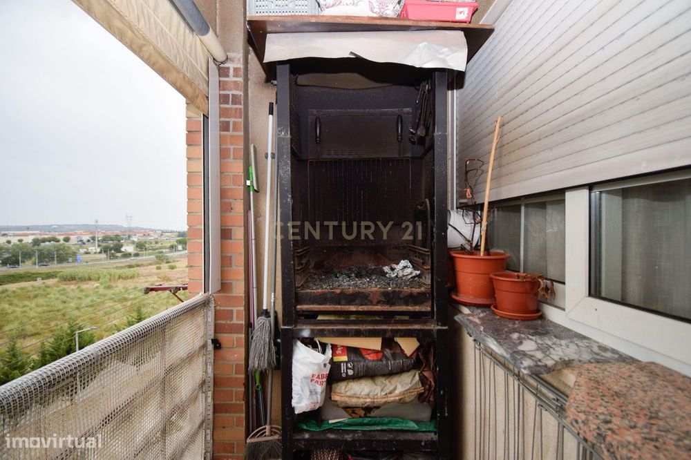 T3 Duplex 116m no Carregado em urbanização tranquila com acesso direto