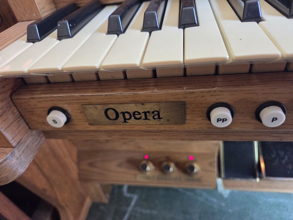 Cyfrowe organy Viscount Opera.