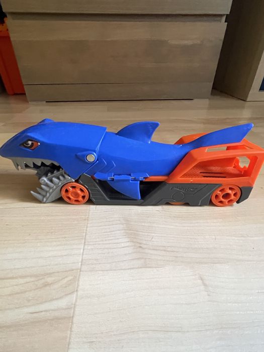 Hot Wheels Shark Chomp Transporter