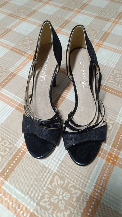 Sandália número 40. Novos nunca usados. Preto. Elegantes.