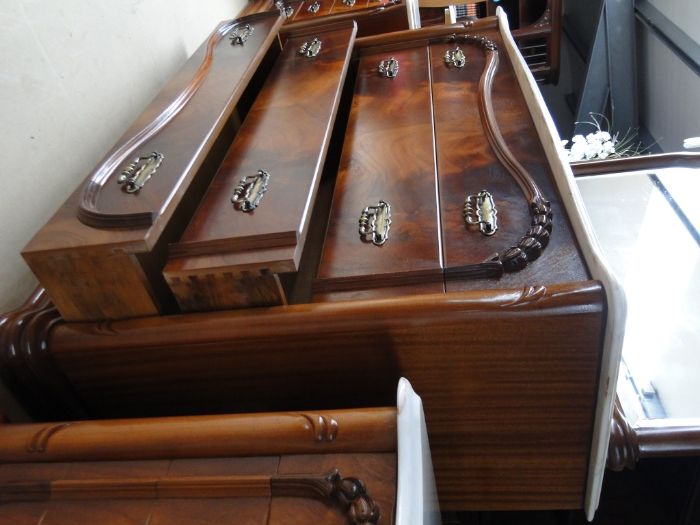 Cómoda antiga com tampo em pedra e espelho - óptimo estado