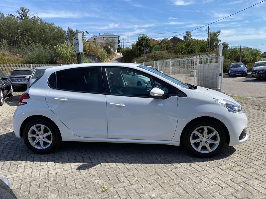 Peugeot 208 1.6 HDI - Garantia 18 meses