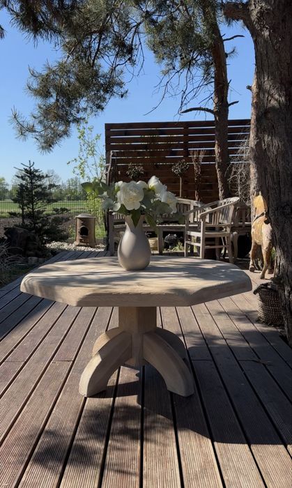 Masywny osmiokątny stolik kawowy z litego dębu