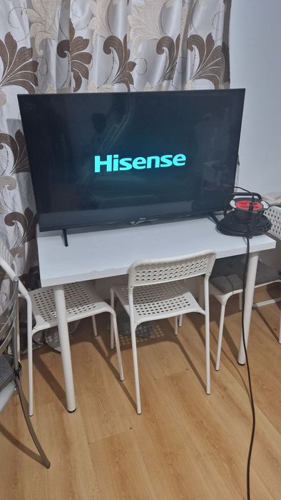 TV e mesa de cozinha