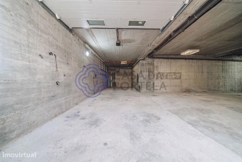 Moradia isolada T5 c/logradouro e garagem - Algueirão Mem Martins, Sin