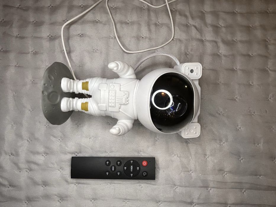 Projetor gwiazd astronauta kosmos lampka nocna dla dzieci na pilot