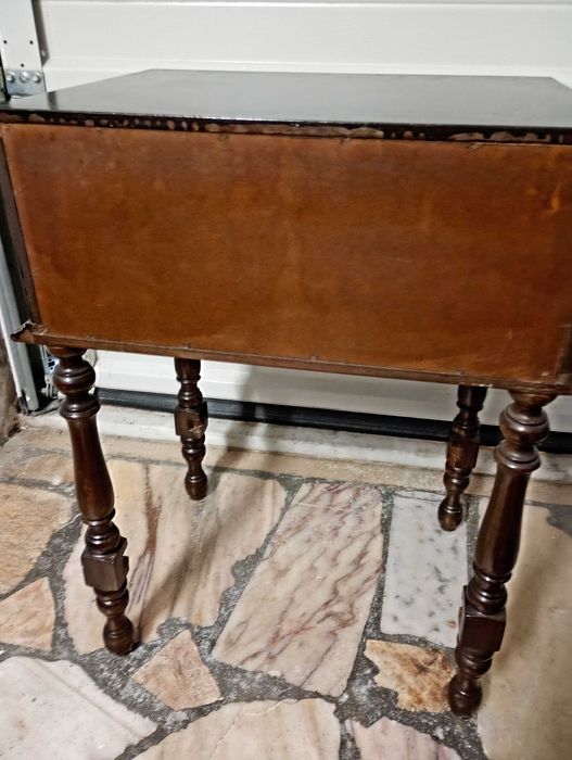 Mesa de cabeceira em madeira