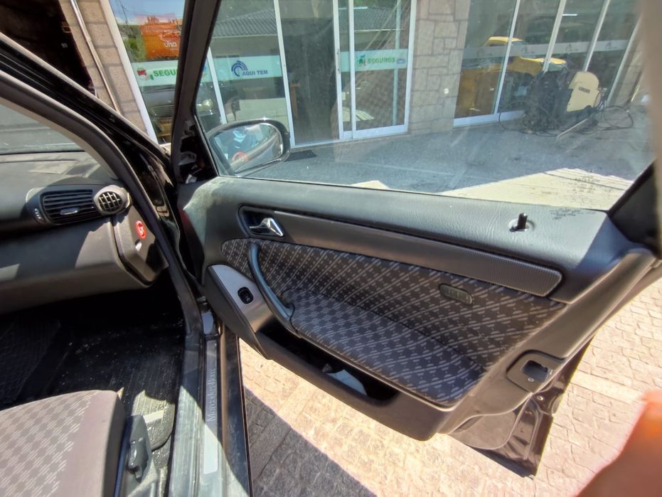 Mercedes c220 preto a trabalhar bem de 2000