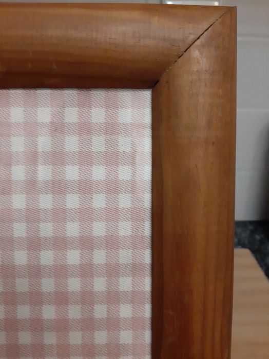 Moldura em madeira com peluche