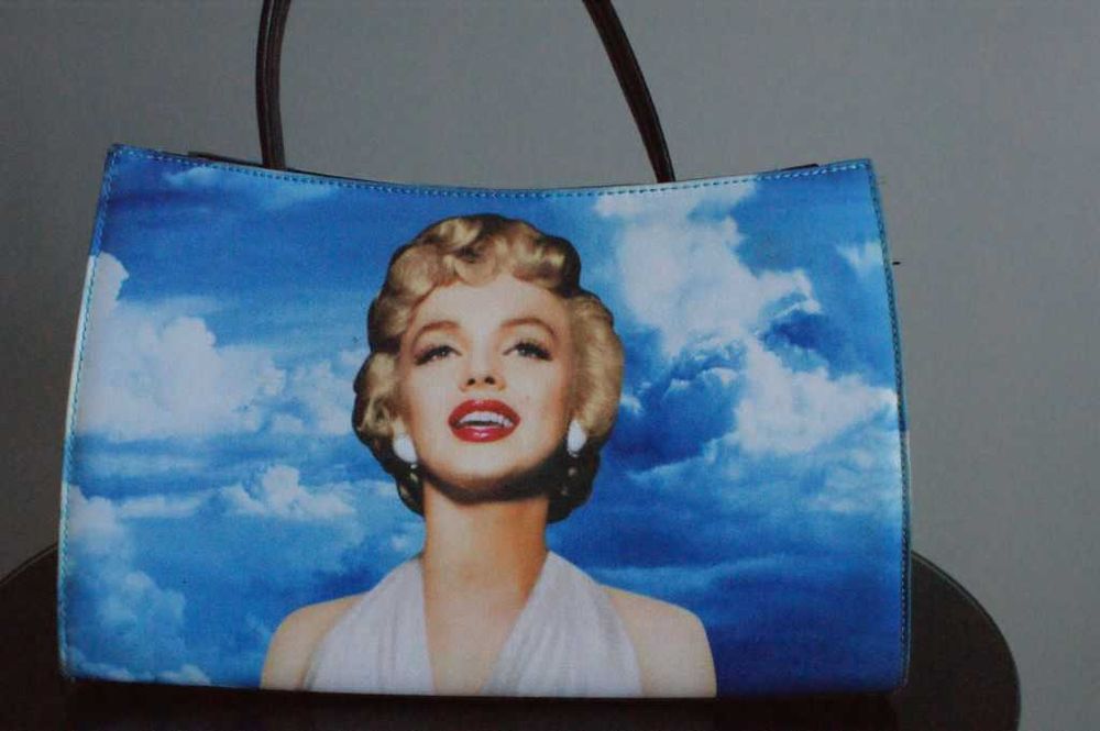 Torebka Marilyn Monroe elegancka kuferek do ręki niebieska granatowa