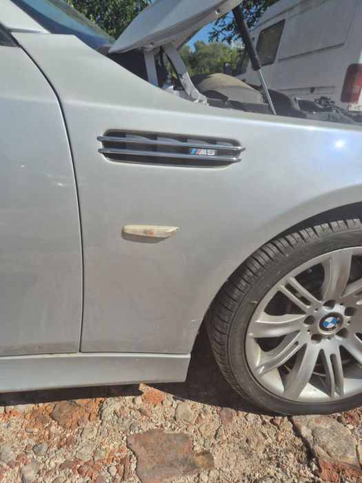 Bmw M5 e60 błotniki prawy/lewy titan silver