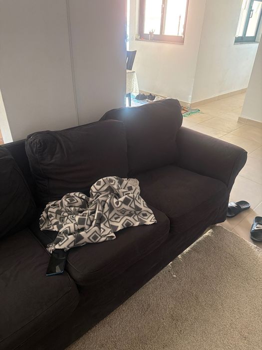 Sofá confortável, estrutura firme e almofadas removíveis. Tecido em bom estado, sem rasgos. Ideal para sala ou apartamento. Motivo mudança