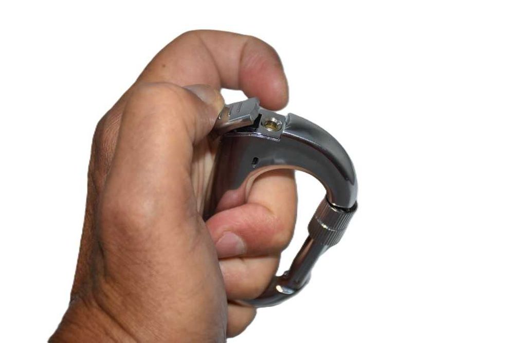 Isqueiro Marlboro com formato de mosquetão de segurança (carabiner)