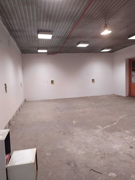 halę o powierzchni 100 m2.dobrze oświetlona z zapleczem socjalnym biuro/stołówkę oraz toaletę z umywalką