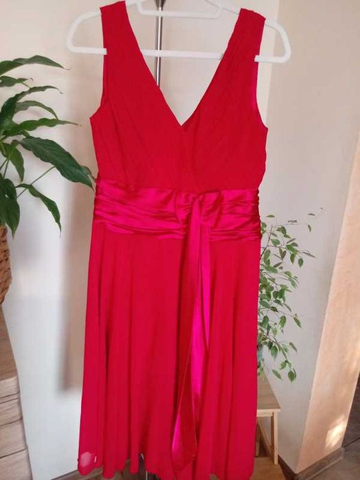 Czerwona sukienka za kolanko.