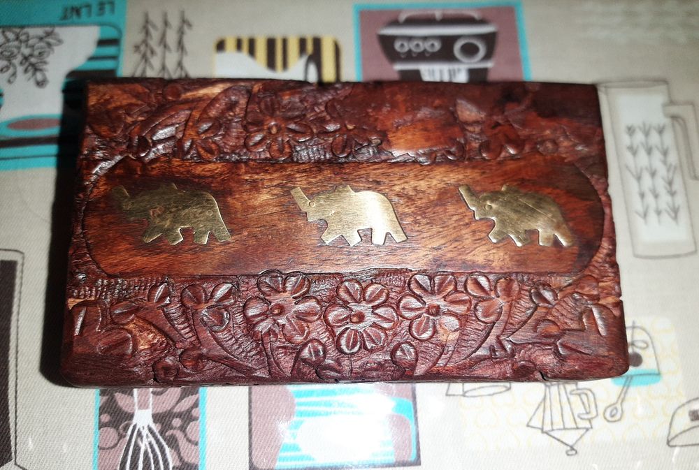 Скринька ручна робота дерев'яна індійська з різьбленням 12,5х7х5 см
50