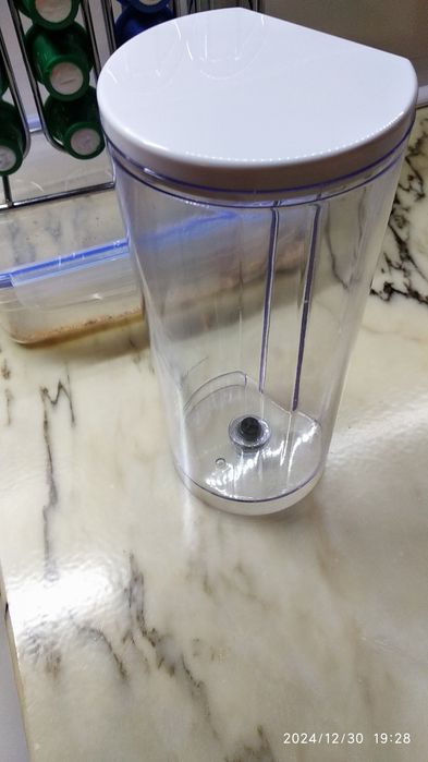 Vendo depósito de água de máquina de café.