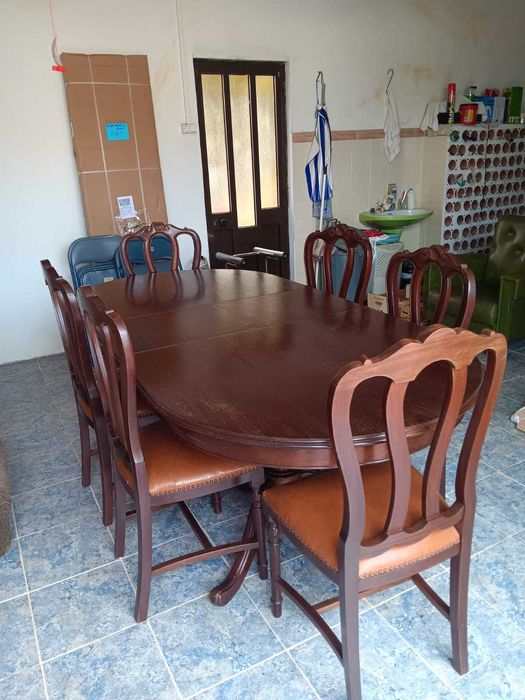 Mesa de madeira maciça estendível com 6 cadeiras