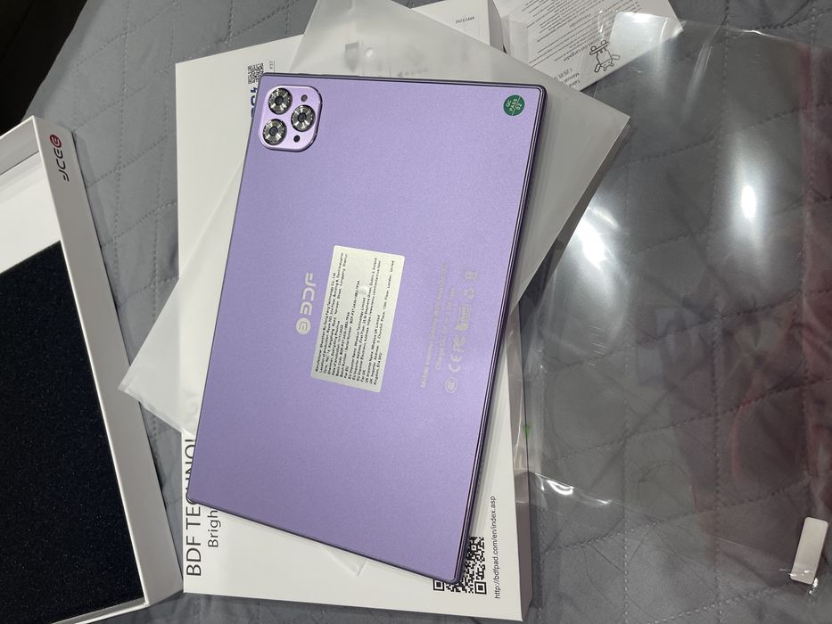 Планшет в гламурному пурпуровому кольорі