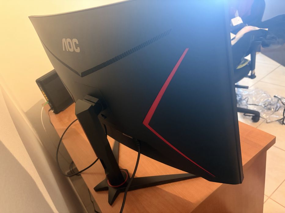 Monitor Curvo Gaming AOC 31.5" C32G2ZE (240Hz / 0.5ms) – Como Novo