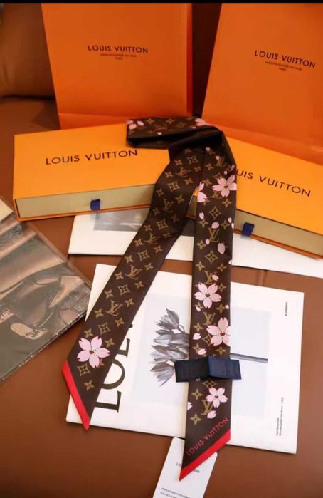 Dwie szale z wiśniami marki