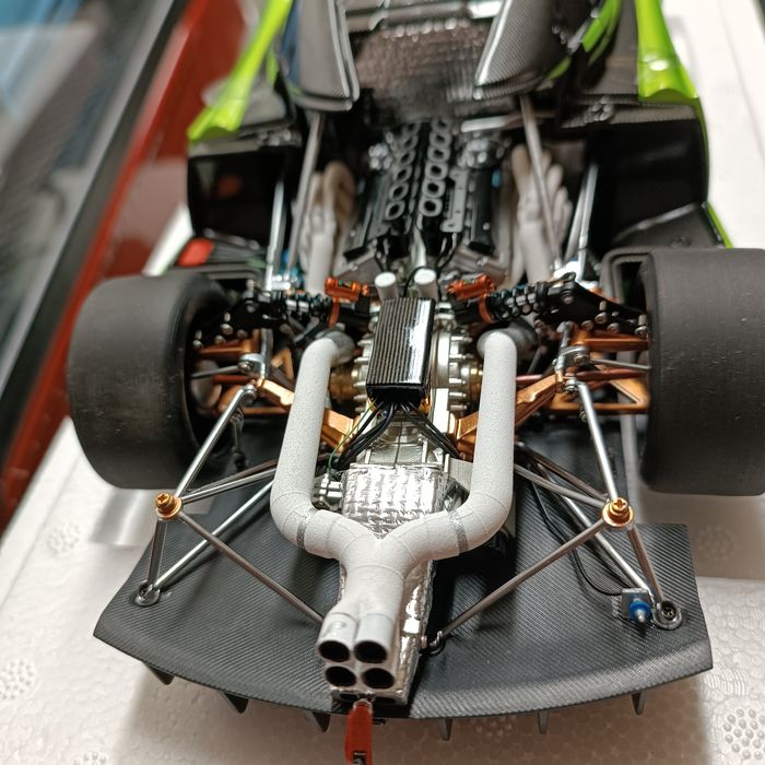 Pagani LCD 1:18 jak AutoArt